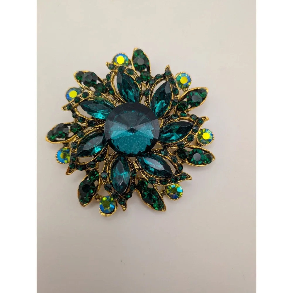 Green Rhinestone Starburst Brooch Pendant Gold Tone Emerald Aurora Borealis 2.75